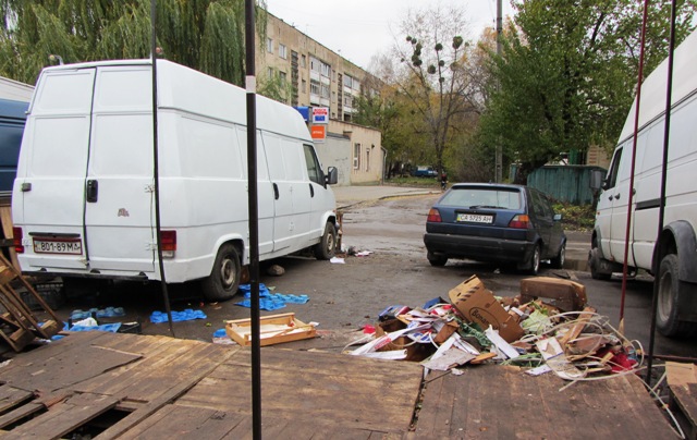 Жителі навколишніх будинків скаржаться на сміття біля своїх помешкань: ринок дуже близько розташований