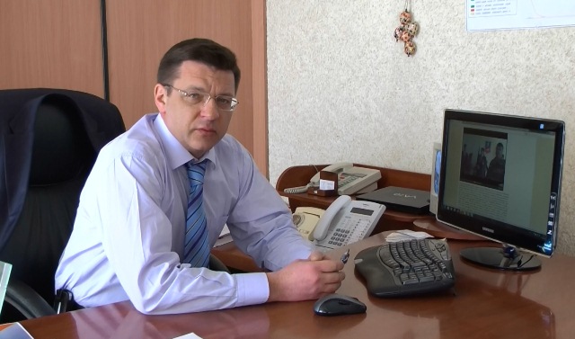 Екс-міський голова Черкас Сергій Одарич у своєму колишньому кабінеті за своїм робочим столом