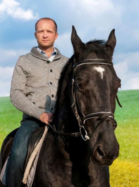 Напередодні Нового року на своїй сторінці в соцмережі «Фейсбук» Максим Поляков розмістив фото, де він на коні, символі 2014-го року
