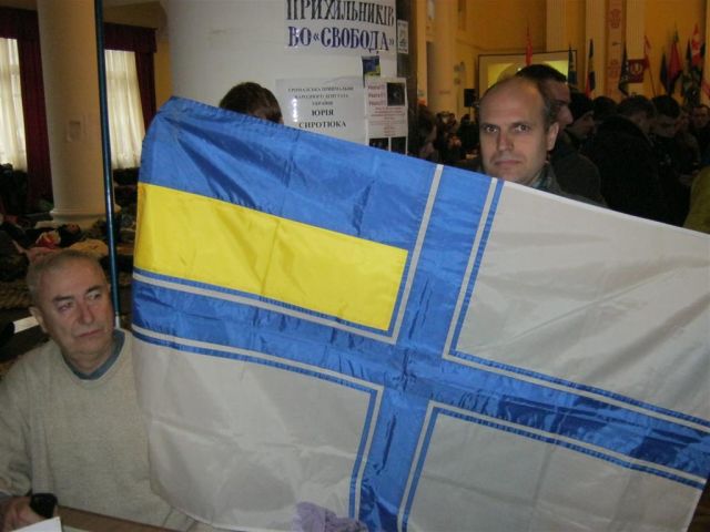 Сергій Дзюбенко з прапором фрегату „Гетьман Сагайдачний”