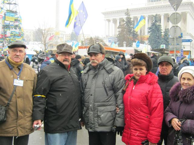 Сміляни на Майдані з відомим письменником, президентом історичного клубу Холодний Яр Романом Ковалем (другий зліва)
