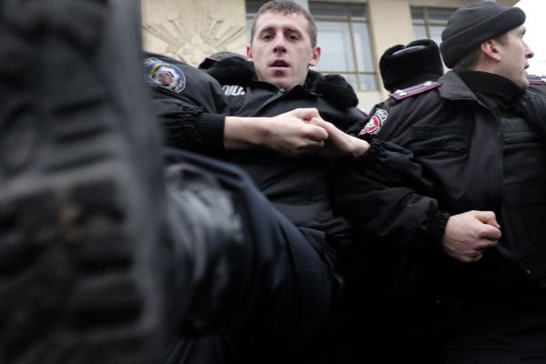 Цей правоохоронець намагався вибити камеру ногою (!!!) з рук фотожурналіста Ігоря Єфімова (газета «Вечірні Черкаси»)