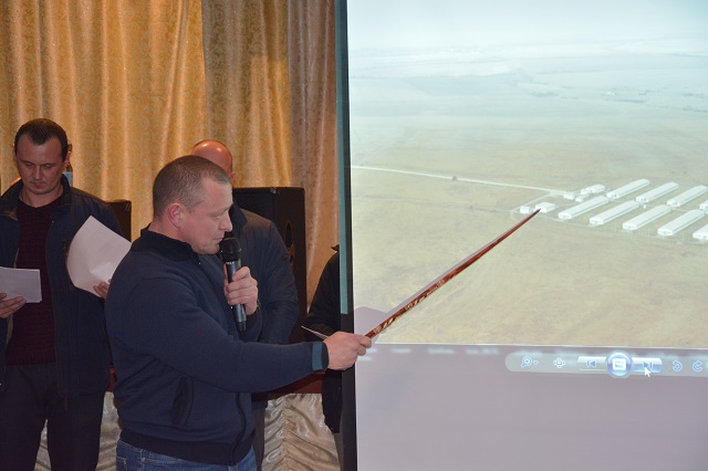 Ігор Лещенко показує пташник 