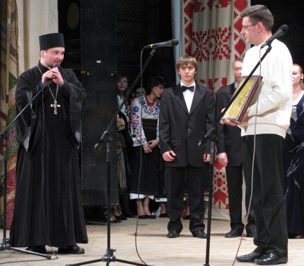 У Черкасах ініціатором "Коляди" є отець Юліан, а патроном - мер Сергій Одарич