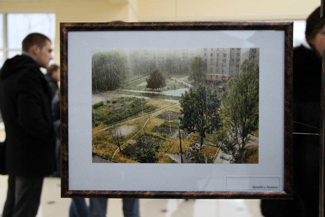«Позитивний дощ» – найкраща фотографія виставки. Її автору Антону Цимбалу на відкритті заходу від керівництва Укргазбанку вручено срібну пам’ятну монету