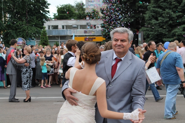 Віктор Білоусов кружляє в танці з випускницею