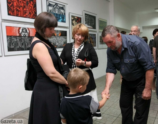Напередодні відкриття київської виставки помер чоловік доньки Миколи Теліженка (на фото крайня ліворуч - Леся Теліженко)