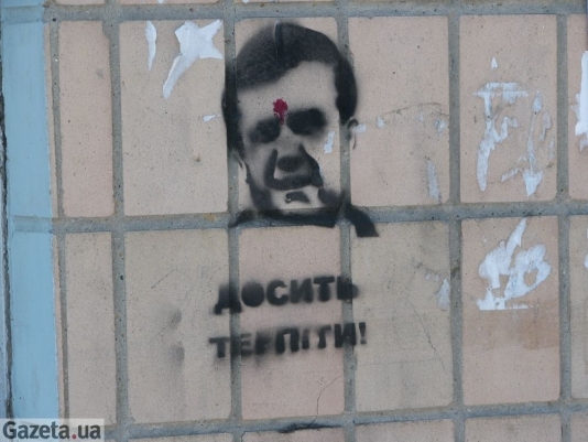 На стіні водокачки Тального портрет змити ще не встигли (фото - "Газета по-українськи")