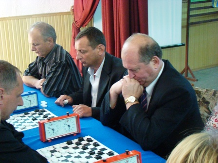 Заступник голови обласної ради Василь Касян (на фото – справа) напружено думає, яку ж шашку супротивника перестрибнути