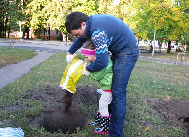 Черкащанин Вадим Новоселов прийшов садити калину разом з донечкою Софійкою