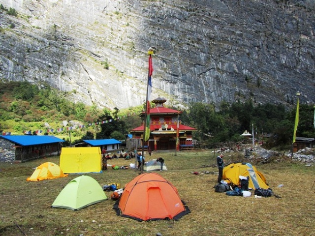 Тимчасовий табір біля Буддійського храму на кордоні з Тибетом