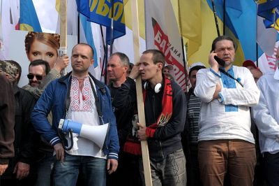 Максим Поляков (зліва) лише радіє "очищенню" опозиції