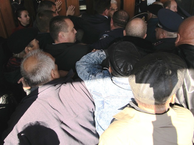 Штурм міського Будинку рад 13 жовтня. Серед міліціонерів добре видно чоловіка в чорному, що повернув обличчя боком до камери