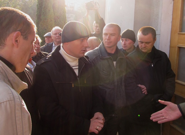 20 жовтня перед сесією Черкаської міськради ці люди допомагали міліції блокувати двері. Пізніше секретар міськради Віктор Горкун скаже, що він «людей в чорному не бачив»