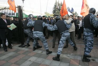 1 листопада люди вкотре протестували проти скасування пільг під стінами Верховної Ради. Фото УНІАН
