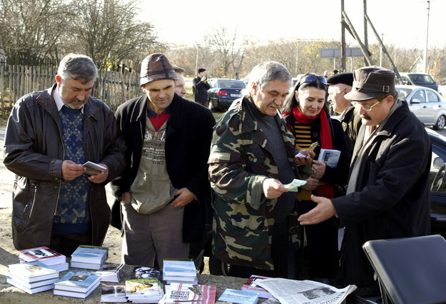 Відомий український письменник Василь Шкляр (у центрі) пішов зі своїми книжками у народ