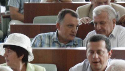 Андрій Дзюба (у центрі) найбільше розчарований, що за його звільнення голосували начебто "хороші друзі"