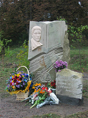Пам'ятник Юрію Горліс-Горському в Холодному Яру