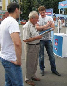 Кандидати проходять випробування дискусіями з виборцями. Вадим Рогуляк (справа) - учасник черкаського праймерізу