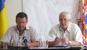 Нинішній секретар черкаської міськради Василь Маринкевич (на фото – справа) під час сесії помітно хвилювався.