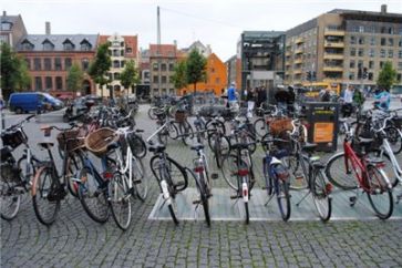 У Голландії, наприклад, за підрахунками фахівців, на 16 мільйонів жителів доводиться 18 мільйонів велосипедів