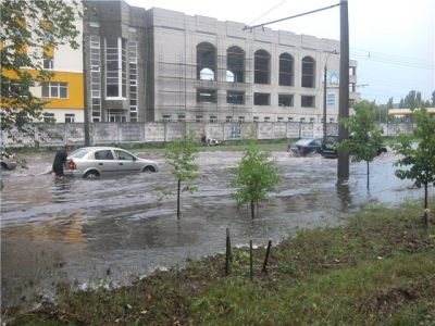 Негода  9 липня заливає вулицю Сумгаїтську в Черкасах