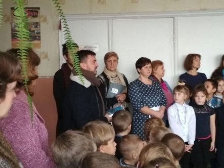 Вадим Стоянов передає брошури до школи в селі Ліпляве