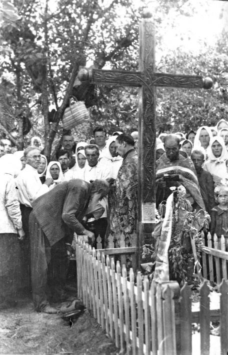 Панахида на могилі Василя Чучупака. Червень 1942 р. З фотонегатива Ю.Горліса-Горського