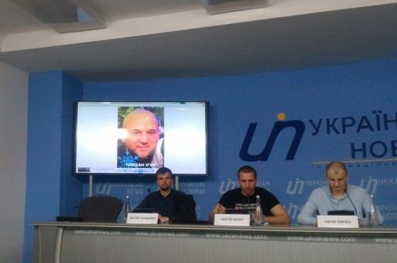 Мазур демонструє фото підозрюваного в організації замаху Ігоря Плекана