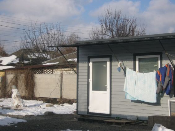 Модульний будиночок, в якому родина зараз мешкає. Діти прикрасили подвір’я сніговиком