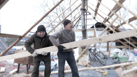 Майстри зі Степанківської громади перекривають хату