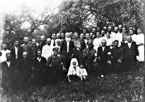 Рідні та друзі родини Чучупаків. Червень 1942 р. З фотонегатива Ю.Горліса-Горського