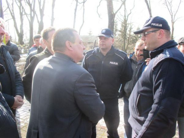 Польські поліціянти роз’яснюють українцю, кого він має згадувати біля могил закатованих одноплемінників