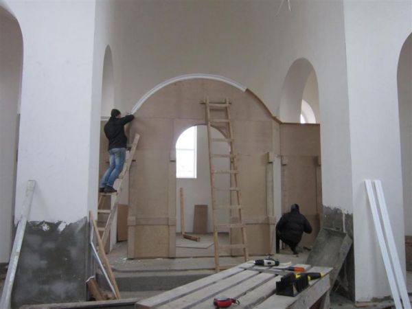 Майстри з Прикарпаття, закінчують встановлення іконостасу в церкві у Смілі