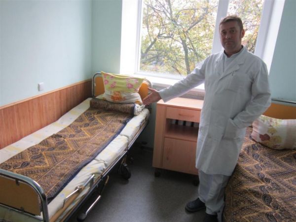 Заступник головного лікаря з медичної роботи лікарні Віктор Григор’єв демонструє нові сучасні ліжка, якими обладнано палати закладу