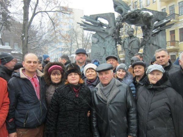 Члени черкаської делегації біля пам’ятника В’ячеславу Чорноволу в Києві