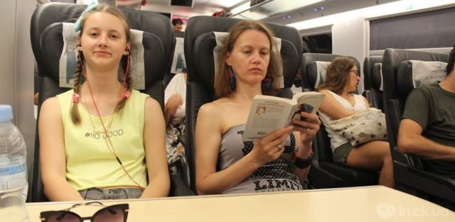 Людмила Фіть із донькою у поїзді