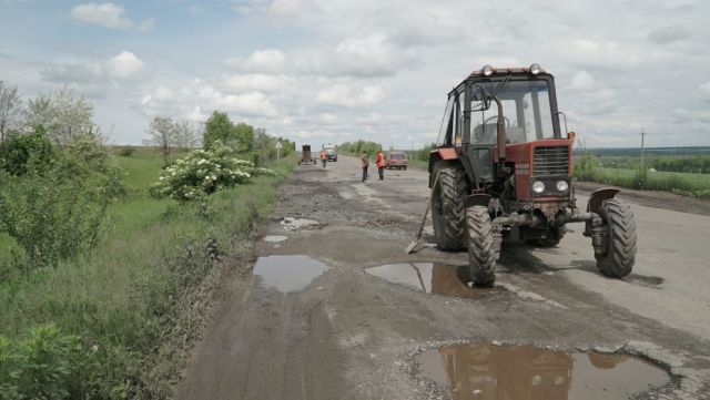 Ремонтна бригада на дорозі Н 01 в Черкаській області. Hromadske.ua