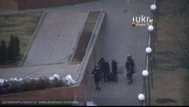 Силовики тягнуть по асфальту побитого активіста з Українського дому.