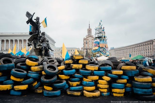 Шини як символ Майдану, на який вийшли громадяни України проти злочинного режиму Януковича, при якому, за версією Олійника, було більше демократії…
