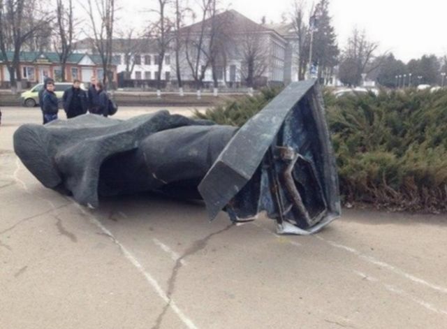 Знесений памятник Леніну - фото з Золотоніської міськради