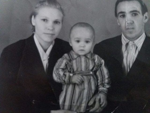 Маленький Віктор з батьками