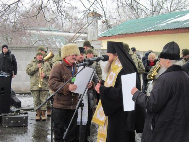 Владика Афанасій (УАПЦ) нагороджує отамана смілянської сотні Віктора Шевчука