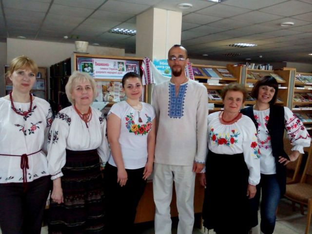 Представник міжнародної федерації бойового гопака Олександр Проценко з бібліотекарями