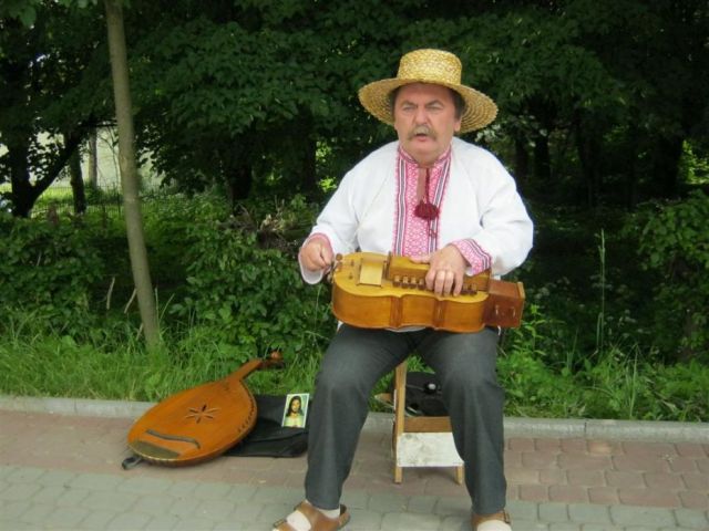 на вулицях міста можна почути народні пісні у виконанні кобзарів