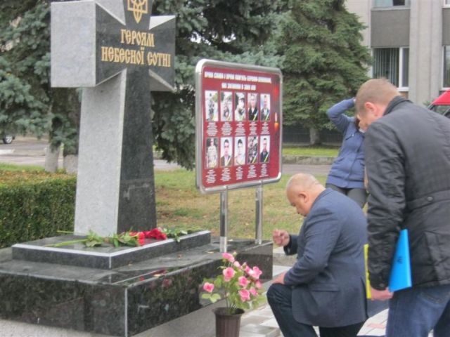 В.о. міського голови Сміли Віктор Федоренко вклоняється пам’яті героїв-захисників України біля пам’ятного знаку встановленого за внески небайдужих смілян В.о. міського голови Сміли Віктор Федоренко вклоняється пам’яті героїв-захисників України біля пам’ятного знаку встановленого за внески небайдужих смілян