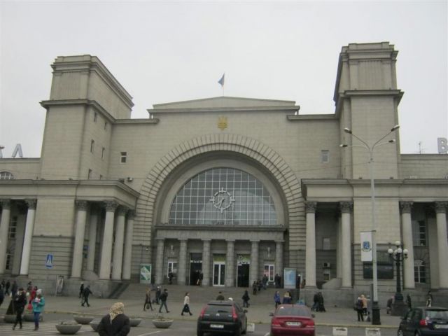 Залізничний вокзал у Дніпропетровську зустрічає тризубом і українським прапором