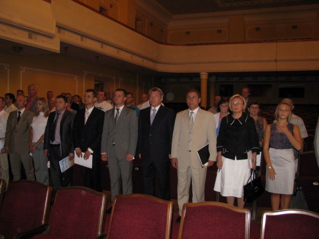 Для своєї конференції з 85 делегатів партія влади обрала пафосний зал обласної філармонії