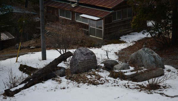 Сад священних каменів біля селянського будинку на схилі гори Нішияма