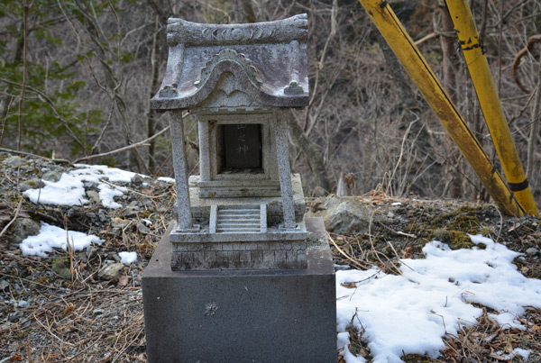 Вівтар поклоніння камі (духу) японської гори Нішияма в околицях готелю для паломників Нішияма Онсен Кейункан